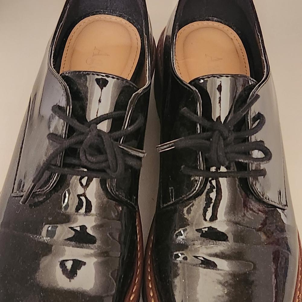 Black Patent laced up shoes, ladies size 8 made in Brazil, Apezzo, brand Agenda